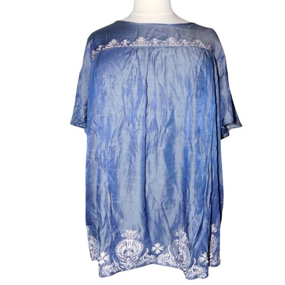 Bloomchic Tops - NWT Bloomchic Embroidred Chambre Top